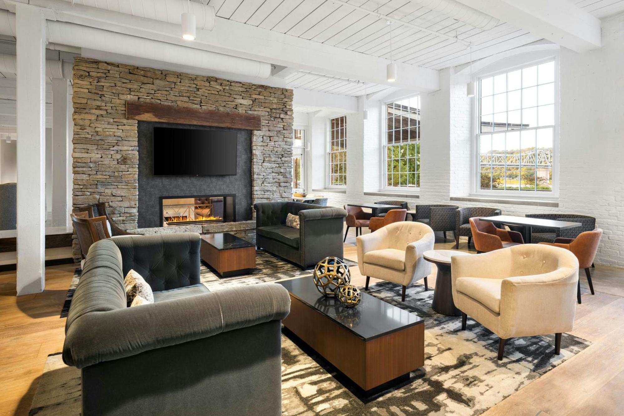 Fairfield Inn & Suites Madison Historic Eagle Cotton Mill Esterno foto