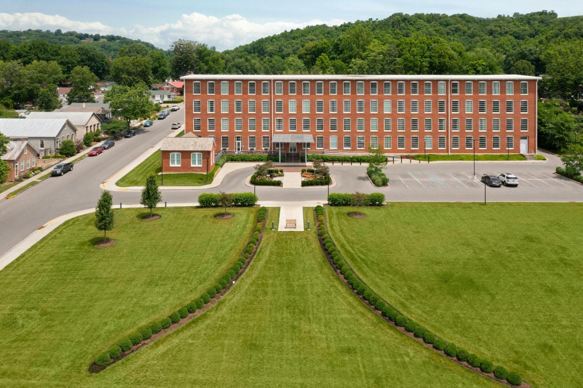 Fairfield Inn & Suites Madison Historic Eagle Cotton Mill Esterno foto
