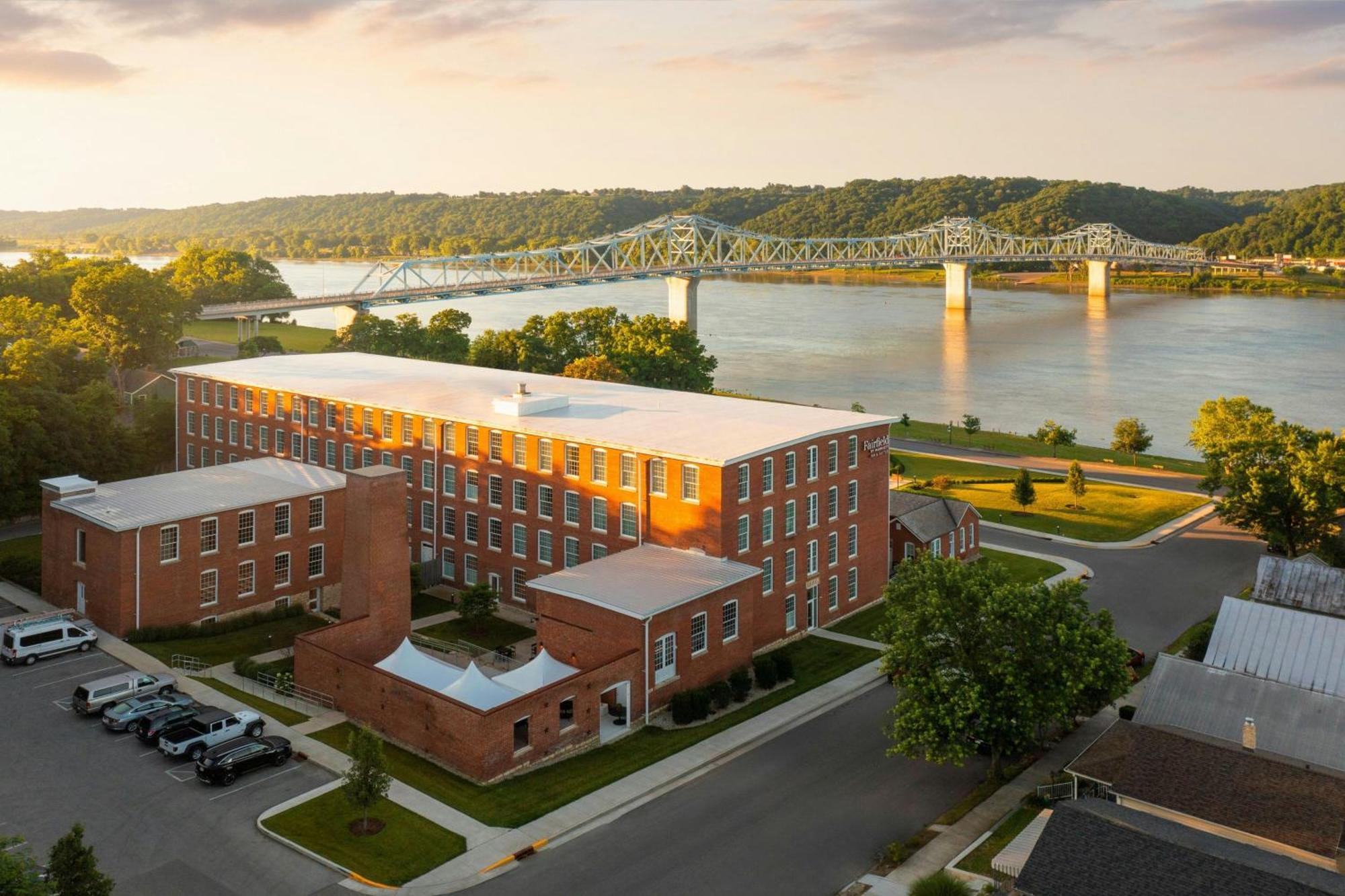 Fairfield Inn & Suites Madison Historic Eagle Cotton Mill Esterno foto